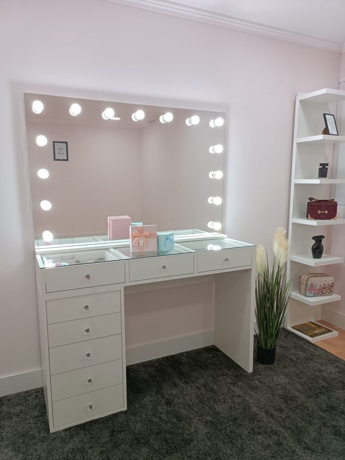 tocador con espejo de maquillaje: estilo y funcionalidad