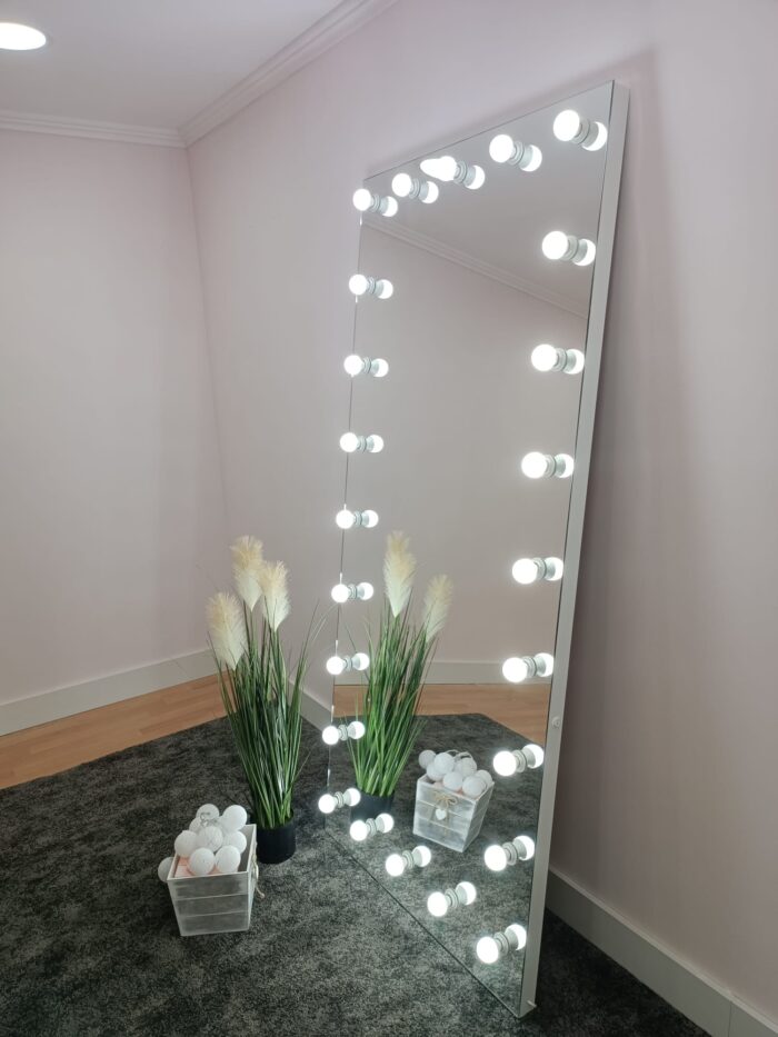 Frameless mirror
